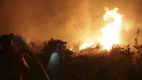 Rozsáhlé požáry zachvátily střední Portugalsko a severovýchodní Španělsko.