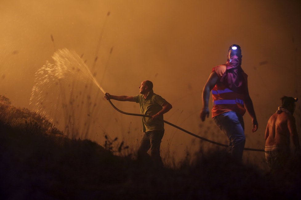 V neděli a pondělí v důsledku stovek požárů v centrálních a severních částech země zahynulo nejméně 45 osob.