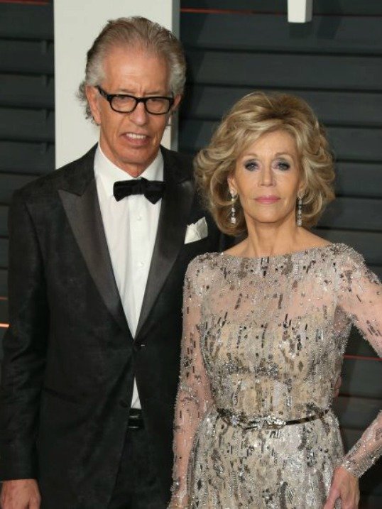 Jane Fonda (80) a Richard Perry (74)