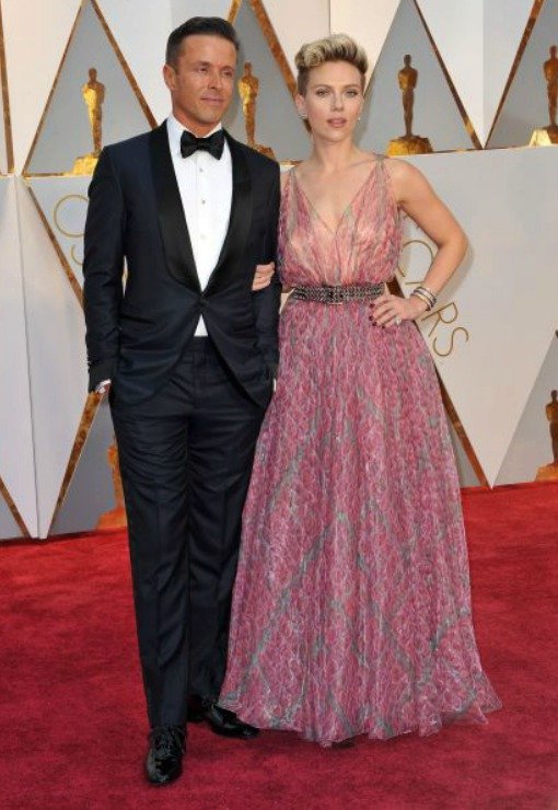 Scarlett Johansson (33) a Romain Dauriac (35)