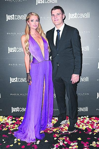 Paris Hilton (37) a Chris Zylka (33)