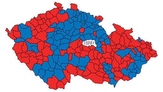 2006: MODŘÍ (ODS, KDU-ČSL, SZ) PROTI ČERVENÝM (ČSSD, KSČM). Mapa znázorňuje výsledky ve sněmovních volbách 2006, které nejlépe ukazují vnitřní rozdělení země. Obě barvy obsahuje okres Chrudim, kde došlo k remíze obou bloků.