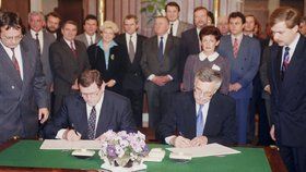 Vladimír Mečiar a Václav Klaus při podpisu smlouvy o rozdělení Československa