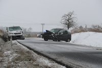 Čelní střet osobáků u Kladna si vyžádal jedno zranění: Silnice byla pokrytá sněhem