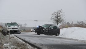 Střet dvou osobních aut mezi Velkou Dobrou a Rozdělovem.