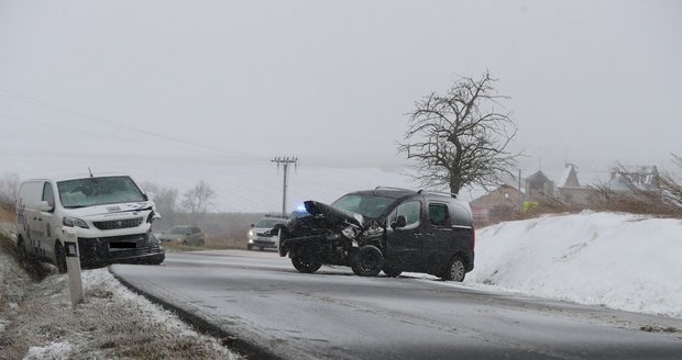 Čelní střet osobáků u Kladna si vyžádal jedno zranění: Silnice byla pokrytá sněhem