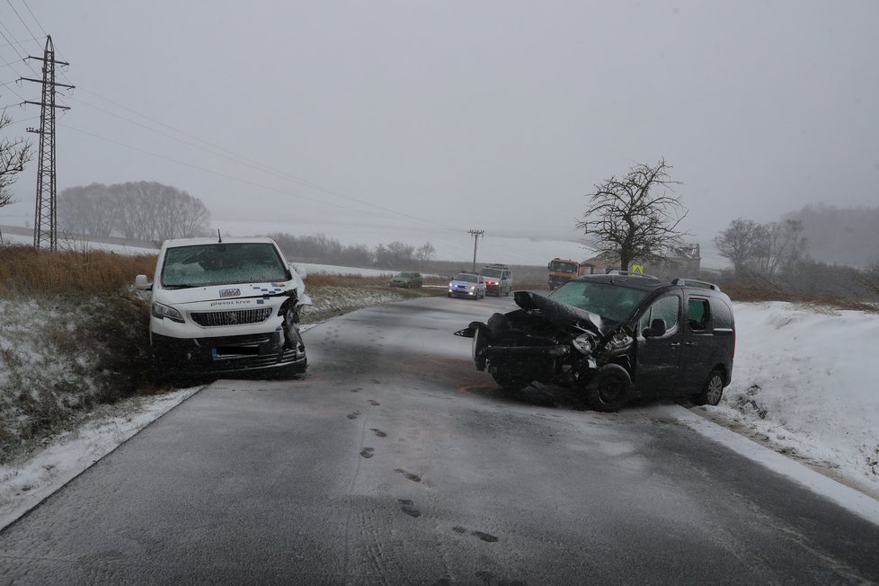 Střet dvou osobních aut mezi Velkou Dobrou a Rozdělovem.