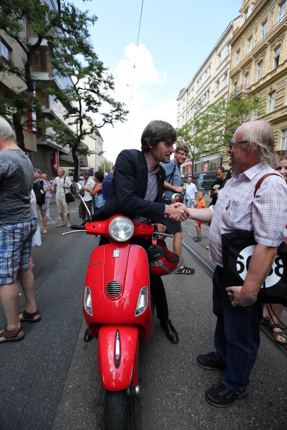 K budově Českého rozhlasu přijel 21. 8. 2018 také neúspěšný kandidát na prezidenta a čerstvý otec Marek Hilšer