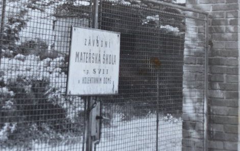 Na bránu rozhlasu někdo připevnil ceduli mateřské školy, která byla vedle. To okupanty počátku zmátlo.