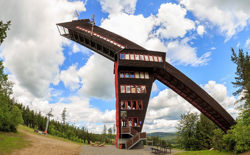 V lyžařském areálu na Churáňově se změnila v rozhlednu věž skokanského můstku.