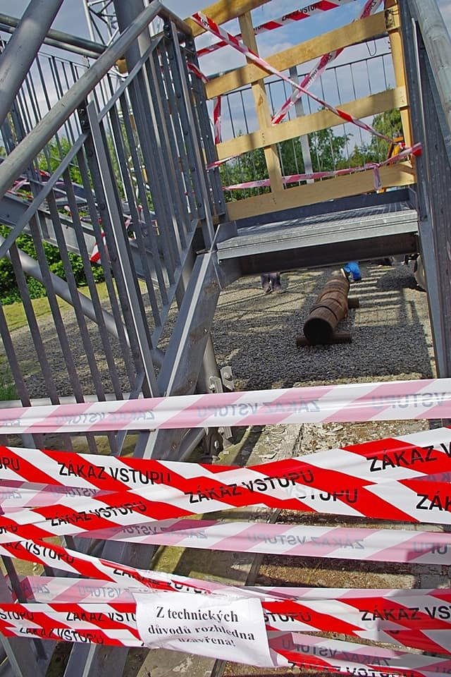 Zloděj odmontoval schody na rozhlednu Hraniční vrch, týž den spadlo do díry dítě.