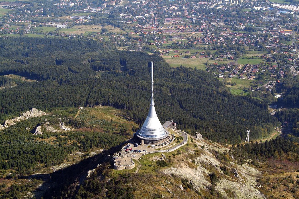 Z novodobé dominanty Ještědu se stal i symbol města Liberce. Architekt Hubáček za věž v podobě rotačního hyperboloidu s výškou 93 m dostal prestižní Perretovu cenu.
