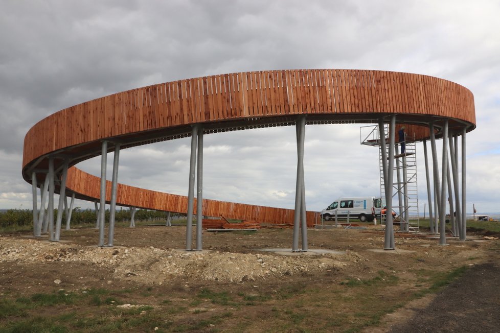 Na Kobylím vrchu u obce Kobylí na Břeclavsku vzniká bezbariérová rozhledna.