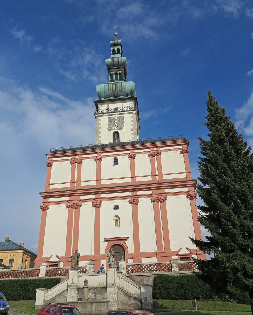 Věž mohutné trojlodní baziliky v Polné (64 m, 160 schodů) slouží také k výhledu na město a okolí