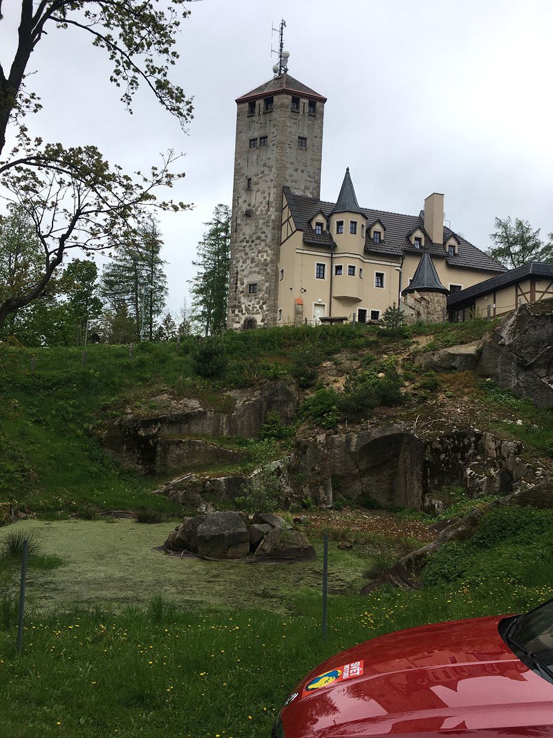 Na romantickou stavbu Liberecká výšina v 19. století dovezli použitou středověkou krytinu až z Norimberka
