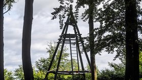 Vyhlídková věž v Markvarticích, z níž 3. srpna večer spadlo osm dětí z nedalekého tábora a mladistvý praktikant, 4. srpna 2023, Děčínsko.