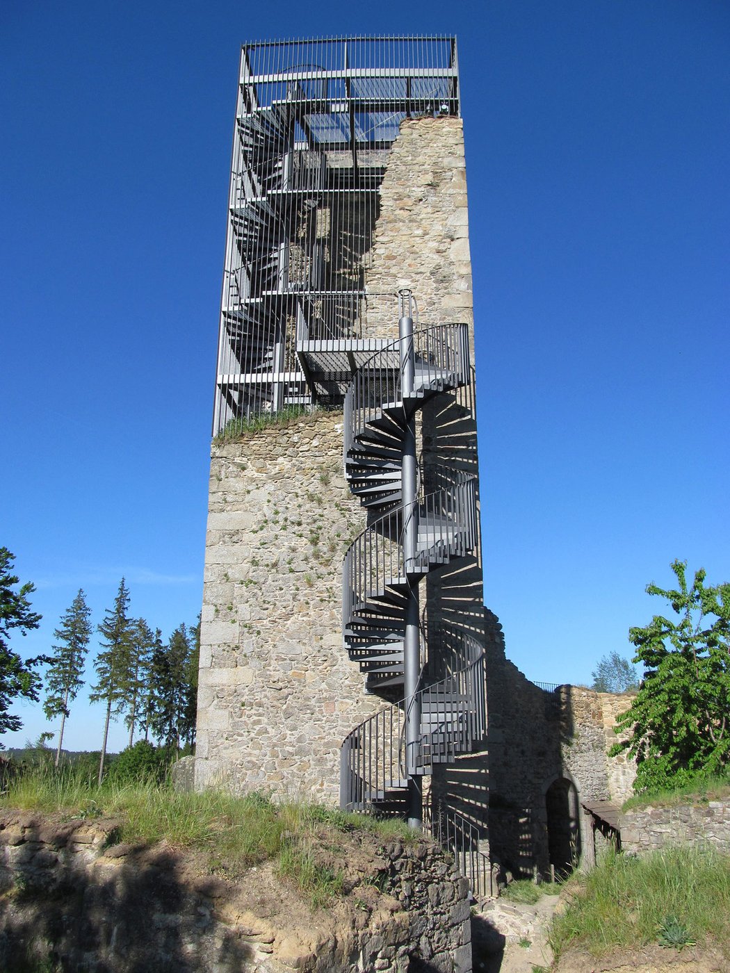 Čtyřhranná obranná věž zříceniny hradu Orlík u Humpolce se díky zajímavě instalovanému ocelovému schodišti změnila v rozhlednu