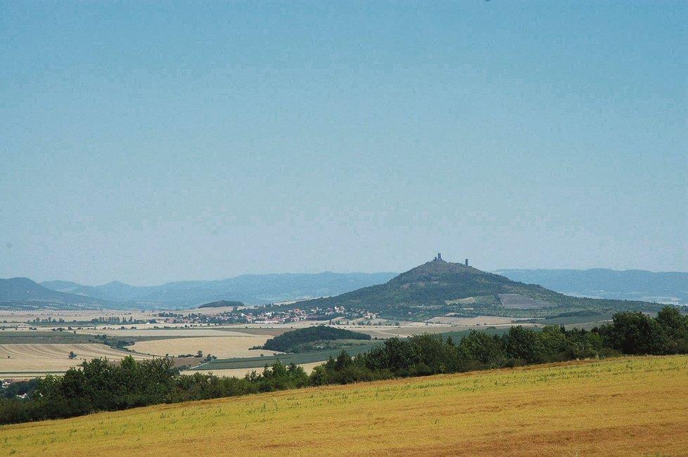 Romantický výhled se nabízí na kopec Hazmburk se zříceninou stejnojmenného hradu.