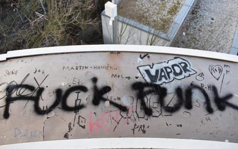 Mladiství vandalové rozhlednu opět na několika místech počmárali černým sprejem