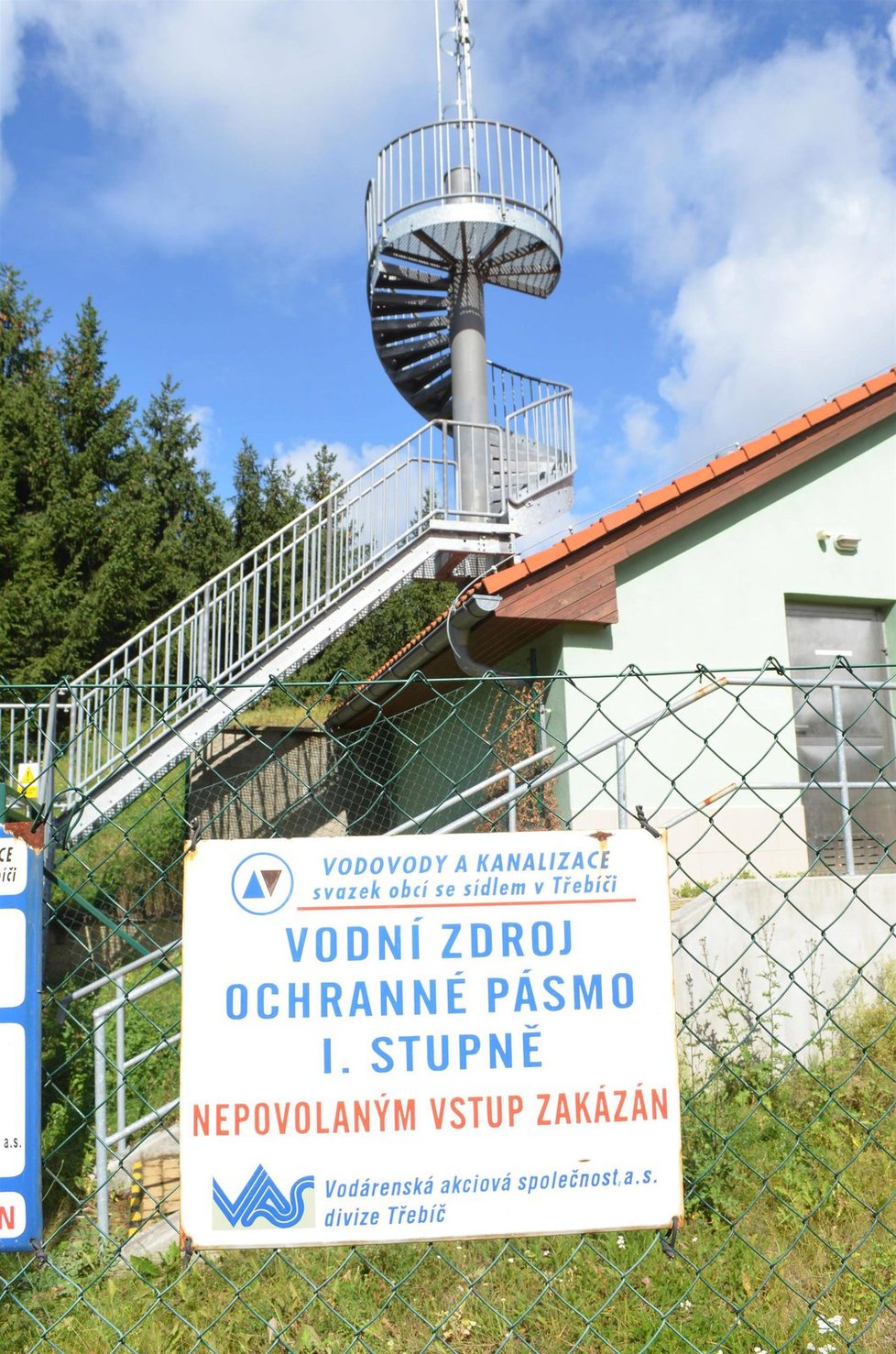 Rubačka - Rozhlednu, ze které není nikam vidět nechal postavit v roce 2009 třebíčský Svazek obcí Vodovody a Kanalizace.