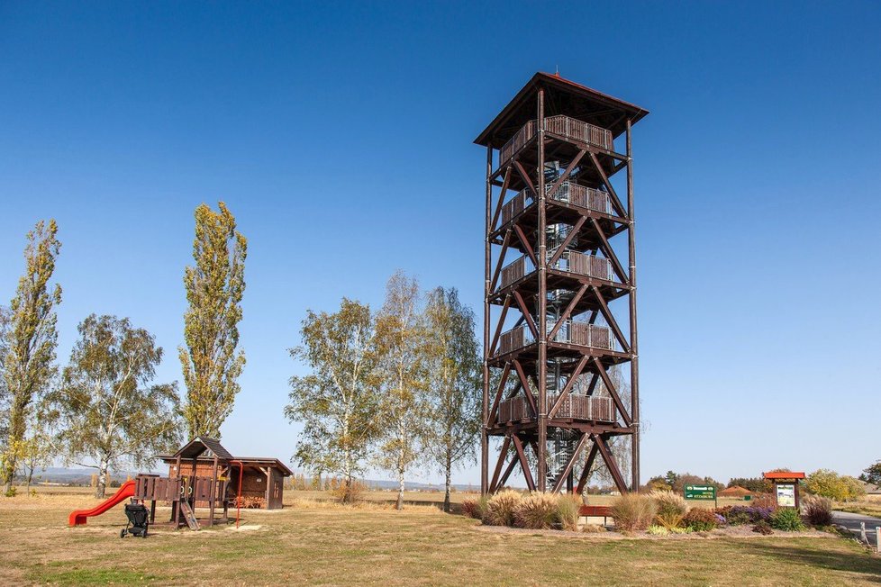 Z rozhledny Žernov uvidíte za hezkého počasí Krkonoše.