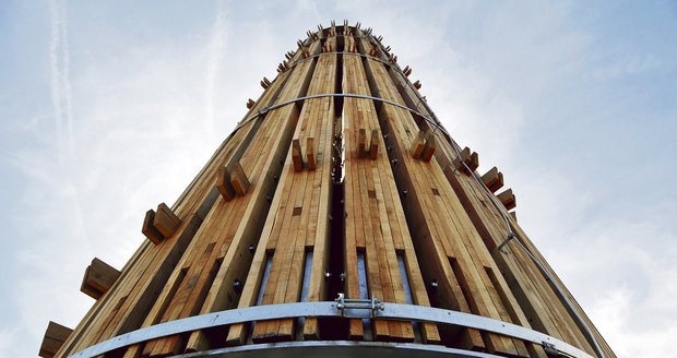 Rozhledna (18 metrů) z kovu a akátového dřeva, kterou v sobotu otevřou pro veřejnost v Židlochovicích na Brněnsku