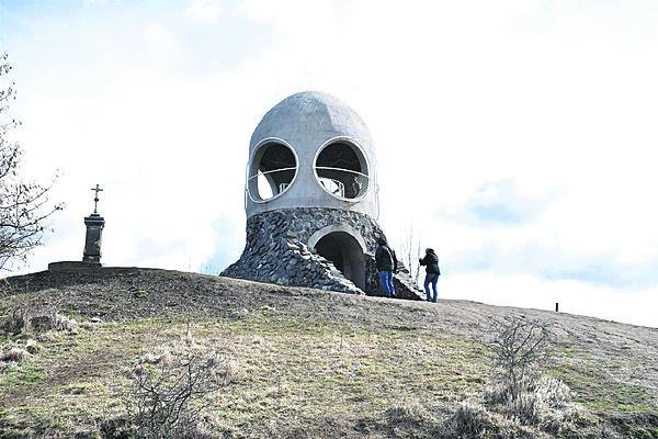 Rozhledna Růženka stojí na Pastevním vrchu (402 m.n.m.)