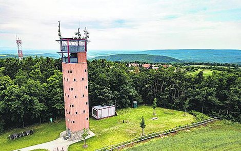 Menšíkova rozhledna: Trochu připomíná věž leteckých dispečerů, nicméně je výrazná a dominantní.