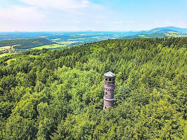 KOPANINA: Původně byl z rozhledny výhled do všech stran, po čase ale východ a jihovýchod zarostl stromy.