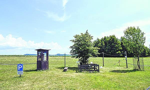 Cimrman: U vyhlídkového ochozu si můžete vyzkoušet telefon, který vyrábí elektřinu.