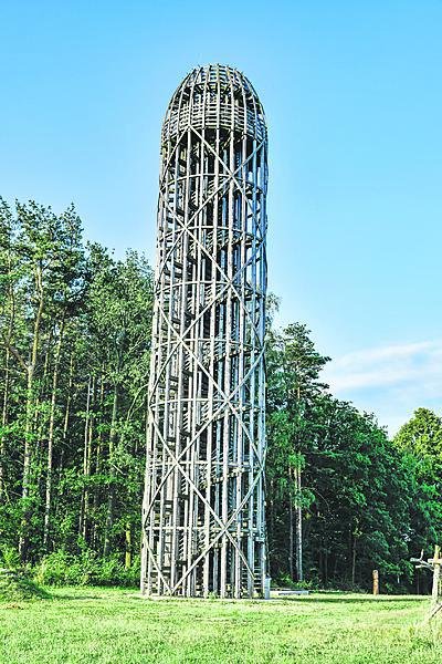 Kolem rozhledny vede i cyklistická stezka z polské Bogatynie do Dětřichova.