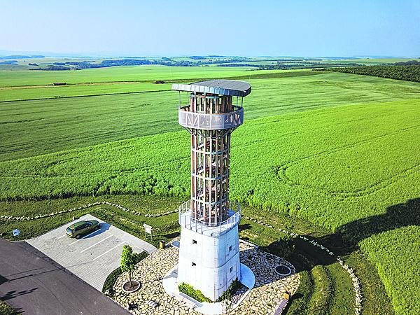 Zaparkovat můžete hned u rozhledny.