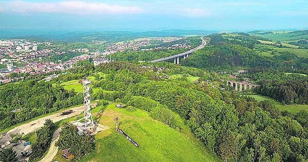 Výhled na D1 a železniční viadukt.