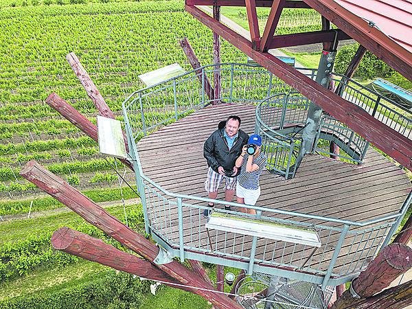 Seznamte se, manželé Lenka a David Malíkovi se nechávají fotit z dronu, který už třetí sezonu pořizuje snímky do prázdninových seriálů Nedělního Aha!.