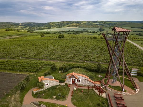 Krásný pohled z dronu i na »tančící« rozhlednu.