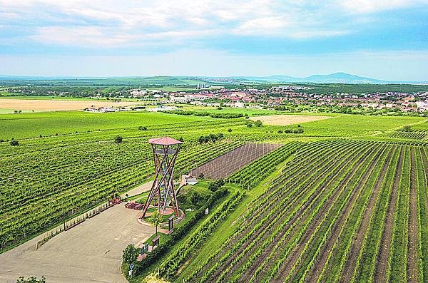 Krásný pohled z dronu i na »tančící« rozhlednu.