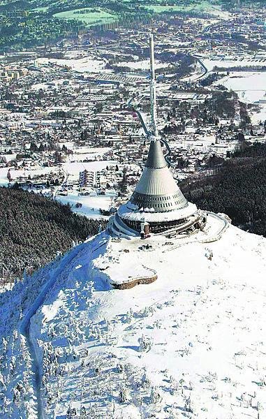 Stotisícový Liberec se pod »kosmickou lodí« vysílače krčí jako malé městečko…