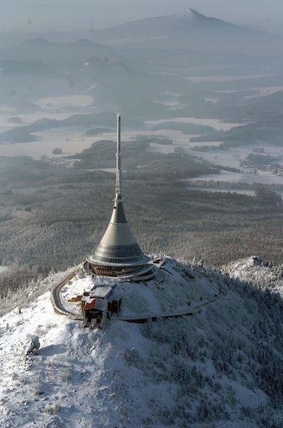 Stotisícový Liberec se pod »kosmickou lodí« vysílače krčí jako malé městečko…