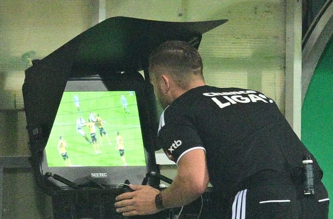 K vyrovnání Bohemians přispěl zásah VAR. Trenéři nechápou: Pokaždé jinak, ztrácím se v tom K vyrovnání Bohemians přispěl zásah VAR. Trenéři nechápou: Pokaždé jinak, ztrácím se v tom