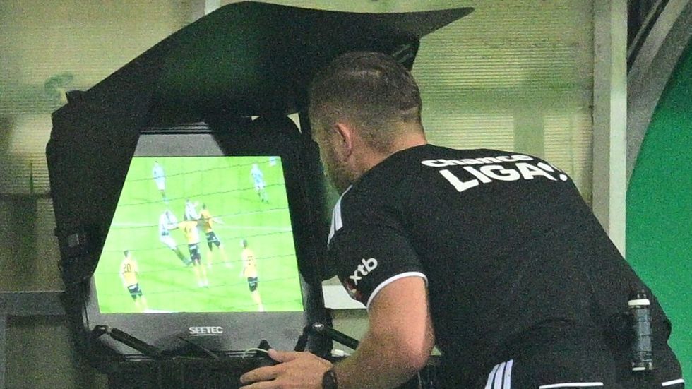 Vít Zaoral po přezkumu videa nařídil penaltu pro Bohemians
