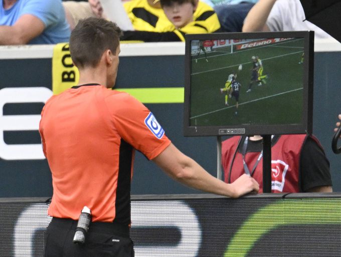 VAR v Německu bude zasahovat méně. Nová poučka, musí být jasno na první pohled VAR v Německu bude zasahovat méně. Nová poučka, musí být jasno na první pohled
