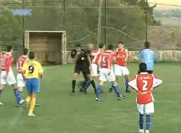 Rozhodčího ve 4. chorvatské lize zmlátili hráči. Rozhodčího ve 4. chorvatské lize zmlátili hráči.