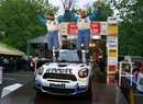 Oslavných gest si posádka Pech-Uhel užila v této sezoně zatím dost. Kromě Českého Krumlova vyhráli také Rallye Šumava. Pokud to tak půjde dál, vykoupí tým veškeré zásoby šampaňského u nás.