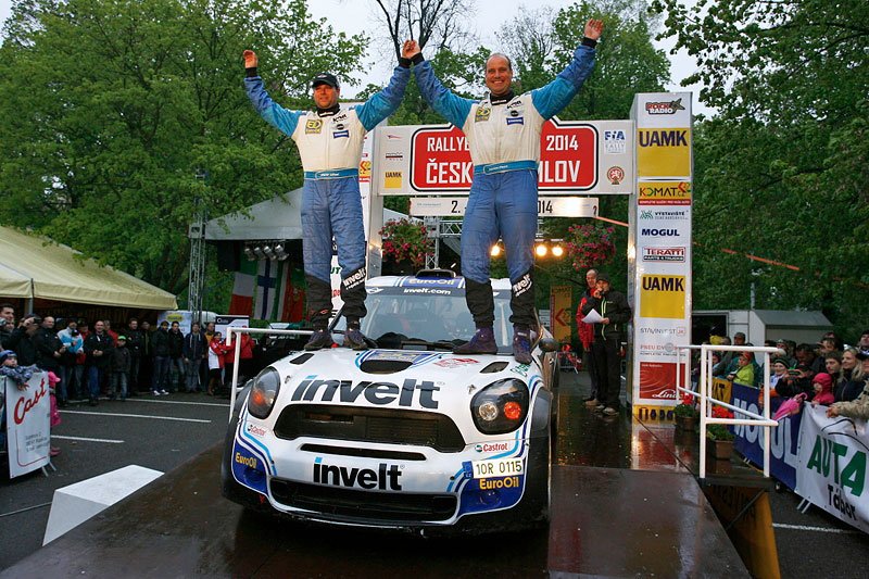 Oslavných gest si posádka Pech-Uhel užila v této sezoně zatím dost. Kromě Českého Krumlova vyhráli také Rallye Šumava. Pokud to tak půjde dál, vykoupí tým veškeré zásoby šampaňského u nás.