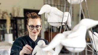 Svetry z vosku a betonu. Dana Bartoníčková se vrací na scénu výstavou v Trafo Gallery Svetry z vosku a betonu. Dana Bartoníčková se vrací na scénu výstavou v Trafo Gallery