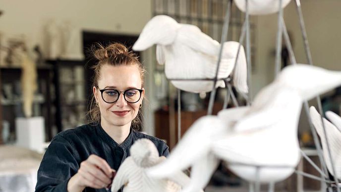 Dana Bartoníčková se vrací na scénu výstavou v Trafo Gallery, kde pracuje s pestrostí materiálů Dana Bartoníčková se vrací na scénu výstavou v Trafo Gallery, kde pracuje s pestrostí materiálů