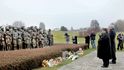 „Byl jsem třikrát položit květiny v Lidicích, víckrát v Terezíně, vedl jsem i dialog s lidmi z Klubu českého pohraničí. Je smutné, že to řada lidí nevidí.“ Lidice 2011. „Byl jsem třikrát položit květiny v Lidicích, víckrát v Terezíně, vedl jsem i dialog s lidmi z Klubu českého pohraničí. Je smutné, že to řada lidí nevidí.“ Lidice 2011.
