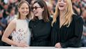 Jodie Foster, režisérka Rebecca Zlotowski a herečka Virginie Efira (zleva) na premiéře filmu Soukromý život v Cannes Jodie Foster, režisérka Rebecca Zlotowski a herečka Virginie Efira (zleva) na premiéře filmu Soukromý život v Cannes
