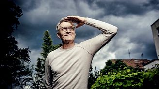 Jan Svěrák: V Česku se umíme výtečně navzájem potápět ve chvíli, kdy by bylo na místě oslavovat Jan Svěrák: V Česku se umíme výtečně navzájem potápět ve chvíli, kdy by bylo na místě oslavovat
