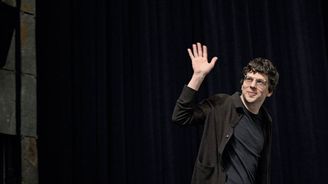 Jesse Eisenberg: Bylo by hloupé utéct z Ameriky jen proto, že se mi nezdá současná politická reprezentace Jesse Eisenberg: Bylo by hloupé utéct z Ameriky jen proto, že se mi nezdá současná politická reprezentace